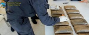 La guardia di finanza sequestra oltre 60kg di cocaina al porto di Gioia Tauro item-thumbnail