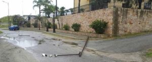 Pericolo a Caulonia, crolla un lampione item-thumbnail