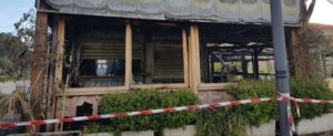 Il video dell’incendio del chiosco di Caulonia Marina item-thumbnail