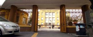 Calabria: posteggia l’auto davanti all’ingresso del bar e scoppia una lite, ferito il titolare a colpi di pistola item-thumbnail