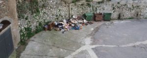 Segnalazione: rifiuti a cielo aperto a Caulonia Superiore item-thumbnail