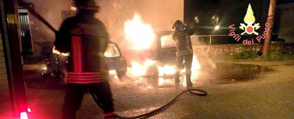 Distrutte due auto in un incendio, indagini in corso