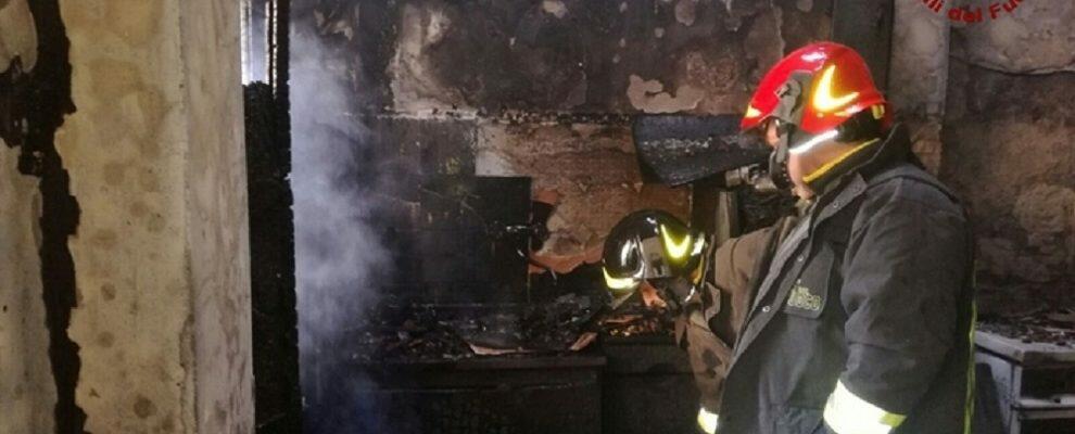 Fiamme del camino sprigionano un incendio, muore una donna