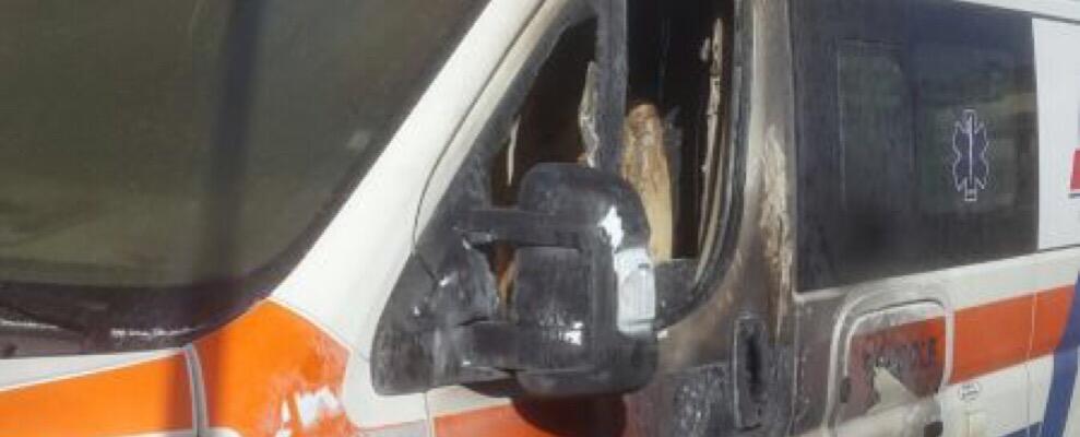 Incendiata autoambulanza a Polistena, il Sindaco: “azione doppiamente criminale”
