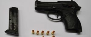 Spara colpi di pistola dal balcone perchè infastidito da urla e schiamazzi, arrestato item-thumbnail