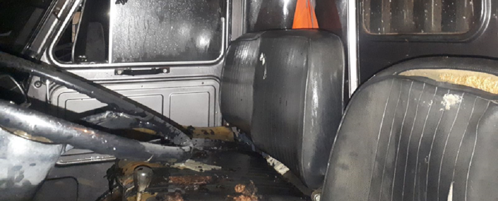 Incendiato un autocarro a Locri, rintracciato e denunciato l’autore