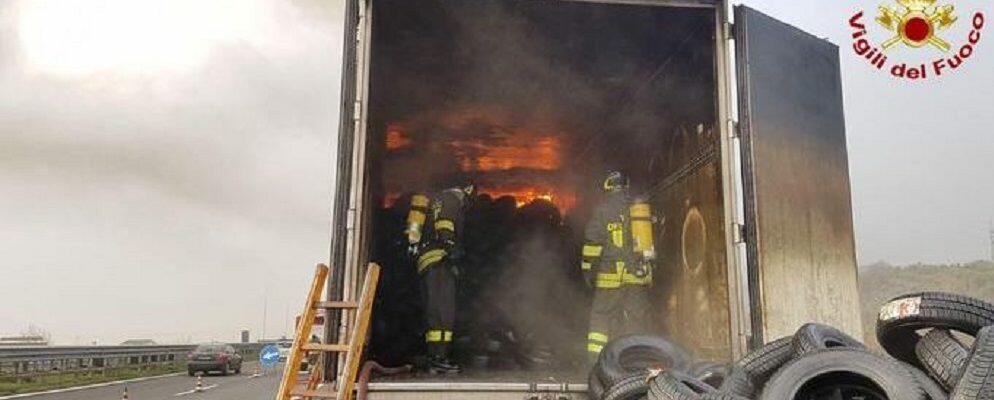 Camion in fiamme sulla A2, illeso il conducente