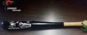 Calabria, aggredisce il vicino con una mazza da baseball e scappa guidando un’auto anche se non ha la patente item-thumbnail
