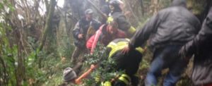 Escavatore si ribalta finendo in un burrone, gravemente ferito il conducente item-thumbnail