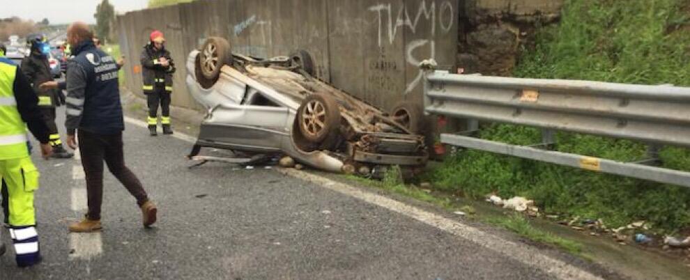 Incidente in autostrada: auto sbanda e si ribalta, ferito il conducente