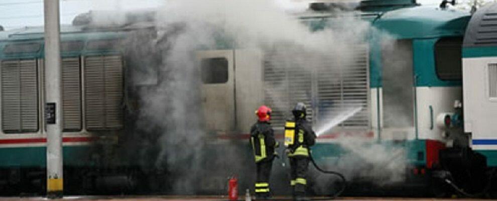 Principio d’incendio su un treno in Calabria, intervengono i vigili del fuoco