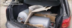 Cerca di far esplodere l’auto contro il negozio del figlio, strage evitata item-thumbnail