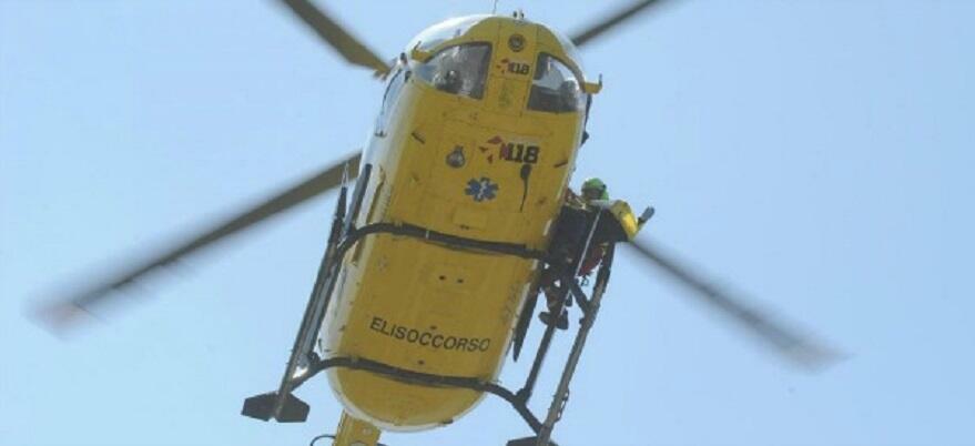 Paura in spiaggia a Fuscaldo, 84 enne colto da malore. Interviene l’elisoccorso