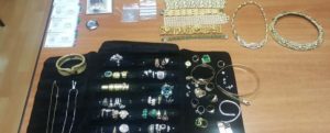 Fermato in aeroporto con svariati gioielli in valigia, denunciato un uomo per ricettazione item-thumbnail