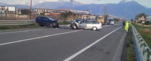 Ennesimo incidente sulla S.S. 106, tremendo scontro tra due auto item-thumbnail