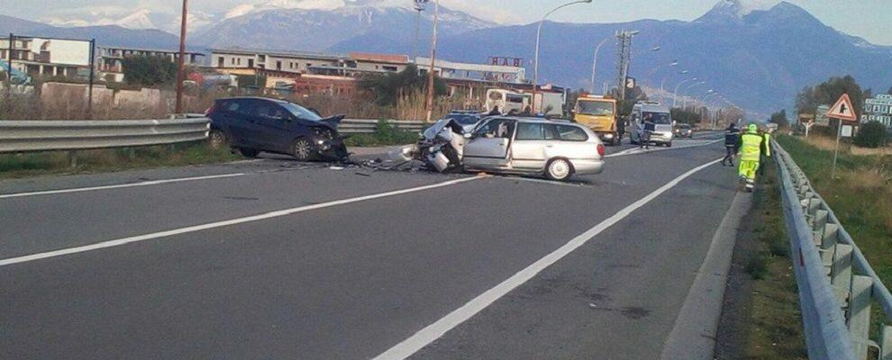 Ennesimo incidente sulla S.S. 106, tremendo scontro tra due auto