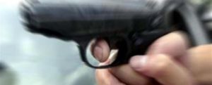 Le punta una pistola e le porta via la borsa, arrestato il presunto rapinatore item-thumbnail