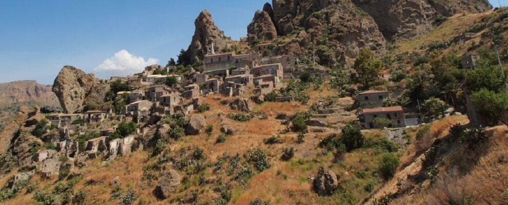 Pentedattilo: il borgo fantasma sull’Aspromonte che rivive con i turisti