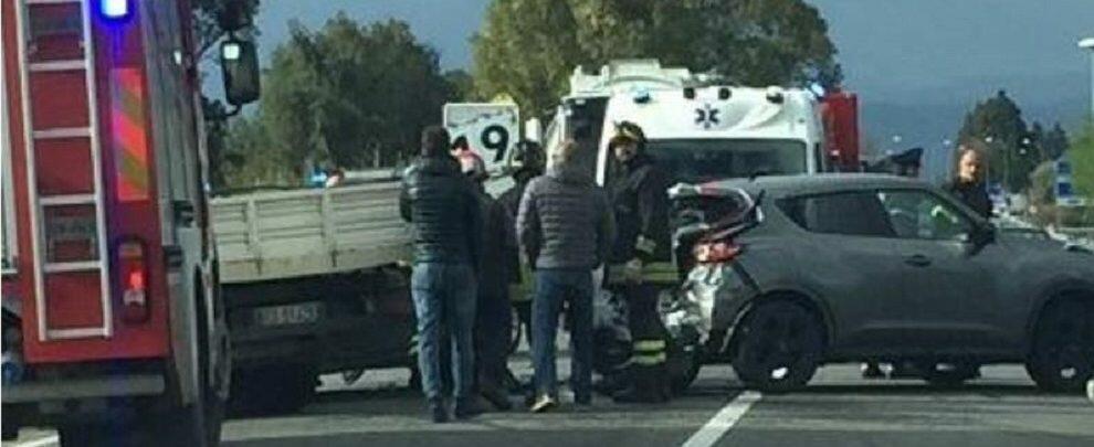 Incidente sulla S.S. 106, 3 vetture coinvolte: traffico paralizzato