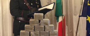 Nascondevano droga in sala da pranzo, madre e figlio in manette item-thumbnail