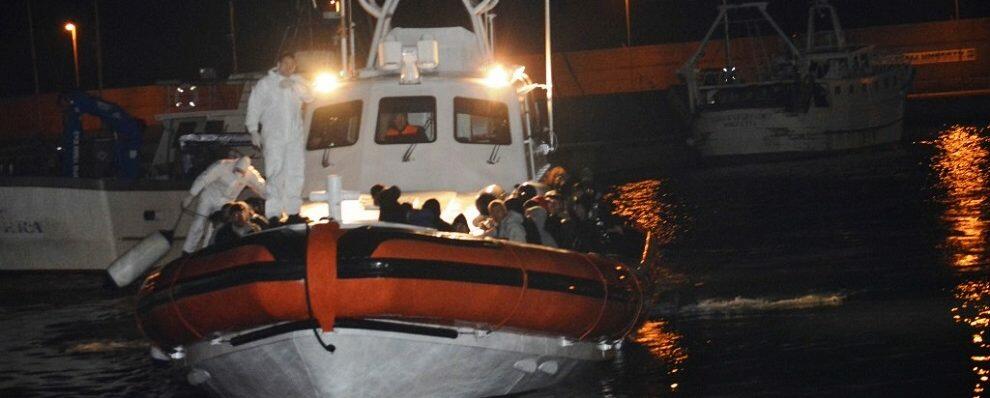 Nuovo sbarco nella Locride. Intercettato dalla guardia costiera di Roccella veliero con 46 migranti