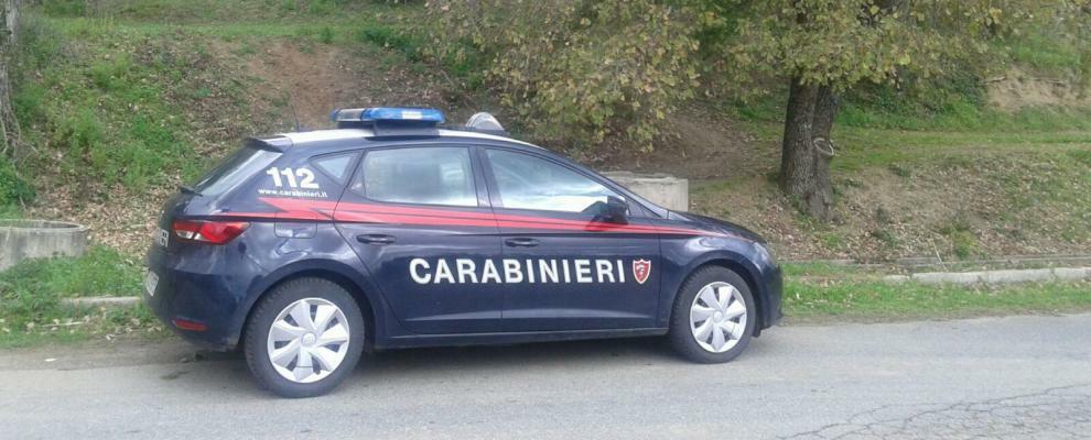 Minaccia i passanti con un martello, arrestato