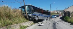 Incidente a Melito Porto Salvo, bus si schianta contro un palo item-thumbnail