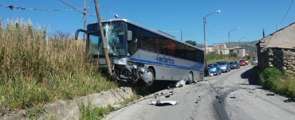 Incidente a Melito Porto Salvo, bus si schianta contro un palo