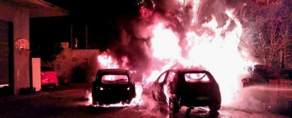 Incendiate due auto in Calabria, indagano i carabinieri