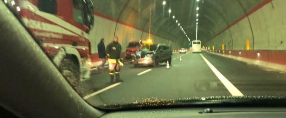 Grave incidente in autostrada sulla A2, tre feriti