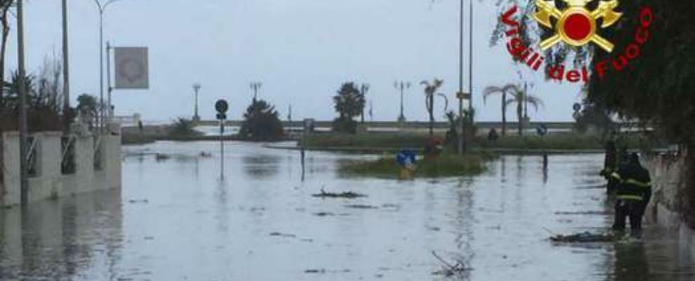 Maltempo: violenta mareggiata in Calabria, disagi alla circolazione