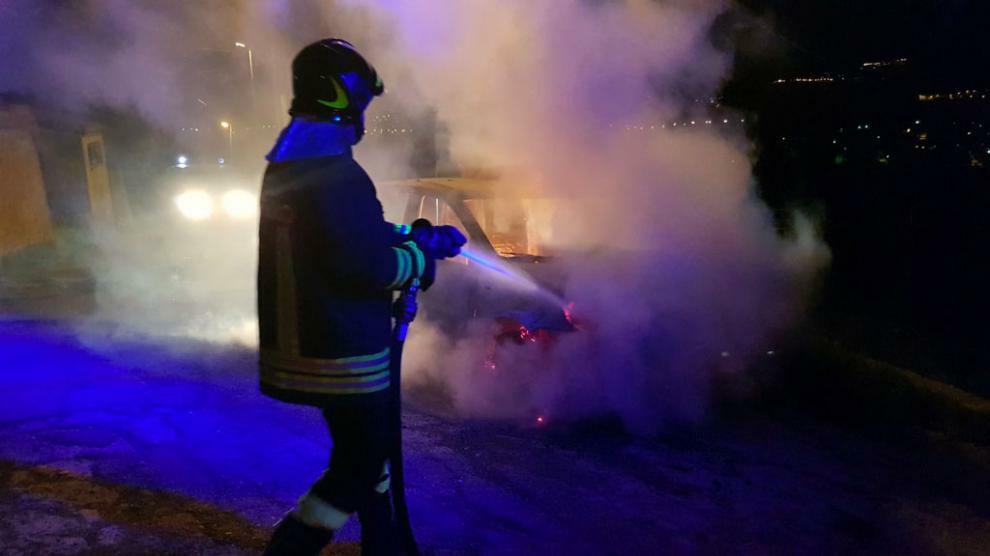 Incendio nella notte a Gioiosa Ionica, auto distrutta dalle fiamme