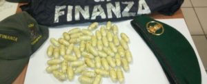 Sorpreso con 55 ovuli di eroina nascosti nello zaino, arrestato corriere della droga item-thumbnail