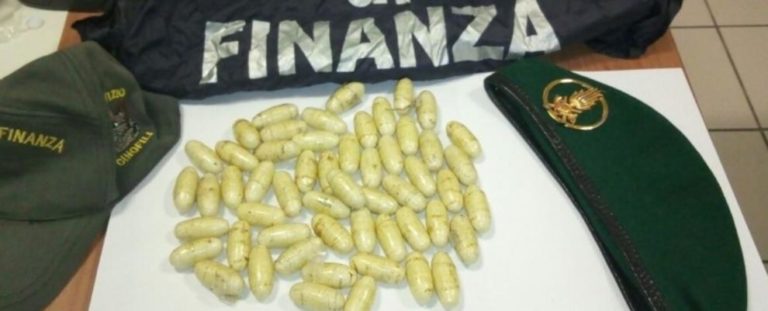 Sorpreso Con 55 Ovuli Di Eroina Nascosti Nello Zaino Arrestato 