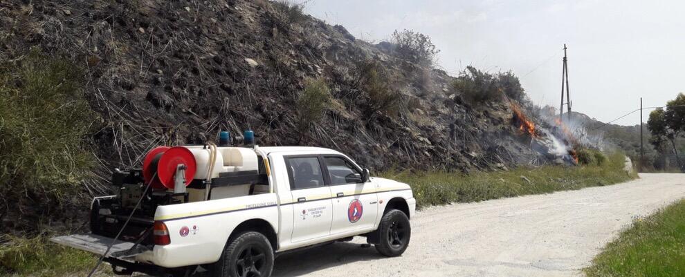 La Protezione civile spegne un incendio a Caulonia