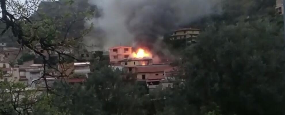 Casa in fiamme a Gioiosa Ionica – video