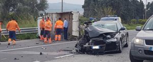 Violento schianto sulla S.S. 106 tra due vetture, code e rallentamenti item-thumbnail