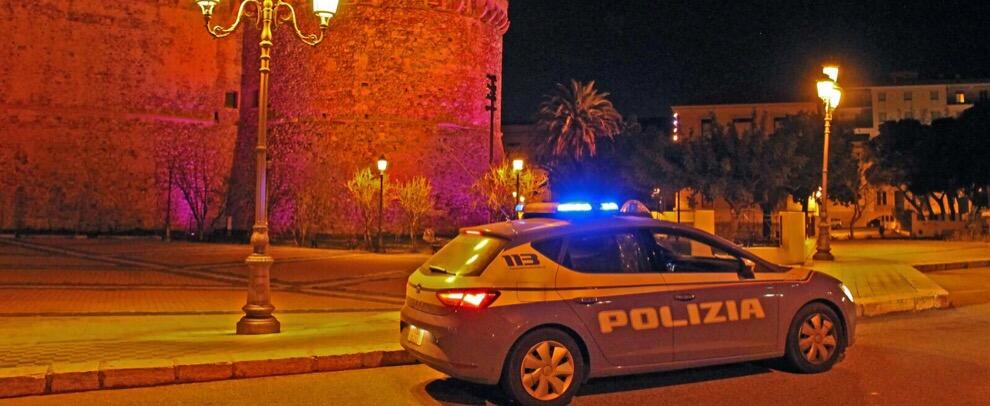 Forzano di notte l’ingresso del Castello Aragonese, due reggini catturati dalle volanti