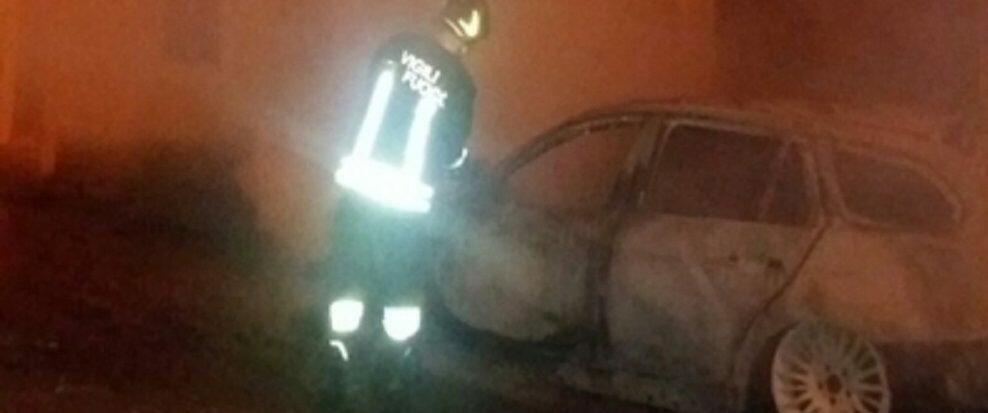 Panico tra i residenti di uno stabile: incendiate due auto nella notte