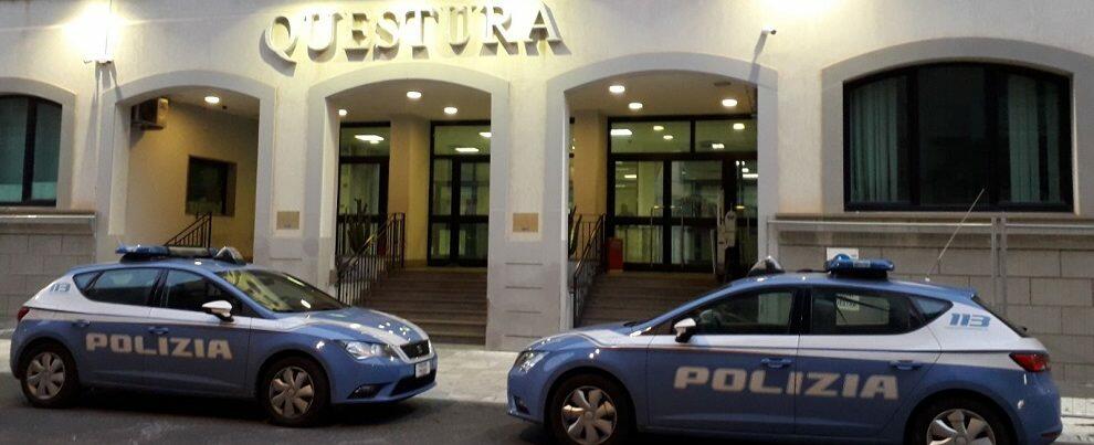 Sorpreso a rubare benzina da un’auto parcheggiata, scattano le manette per un pregiudicato