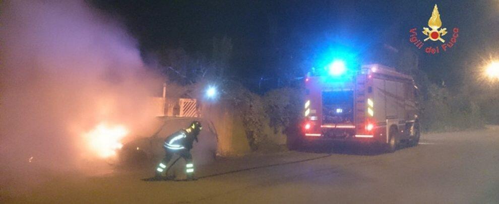 Rinvenuto cadavere carbonizzato in un’auto in fiamme