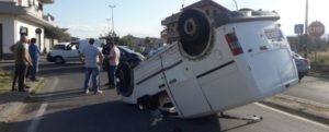 Violento scontro tra un’auto e un furgoncino a Locri item-thumbnail