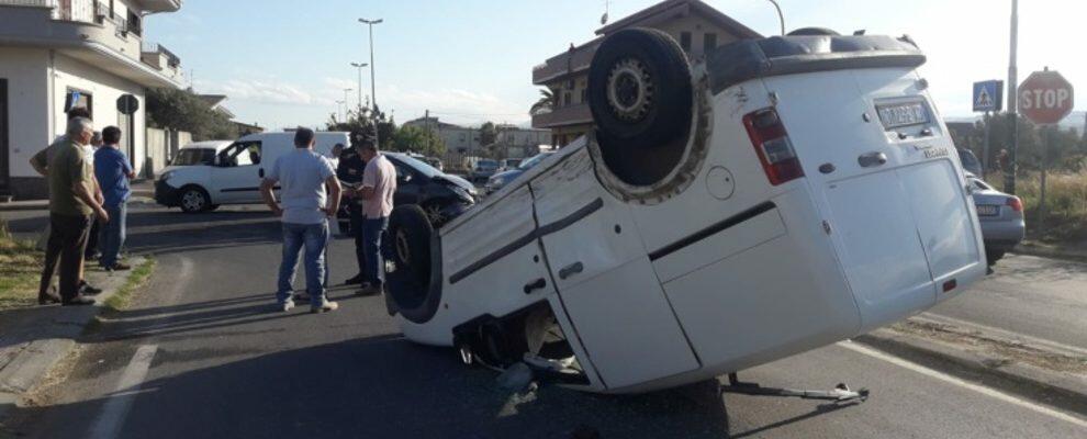 Violento scontro tra un’auto e un furgoncino a Locri