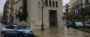 Sorpreso ad imbrattare il portone di una chiesa, denunciato un giovane item-thumbnail