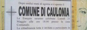 Sui muri del paese compare manifesto funebre del comune di Caulonia item-thumbnail