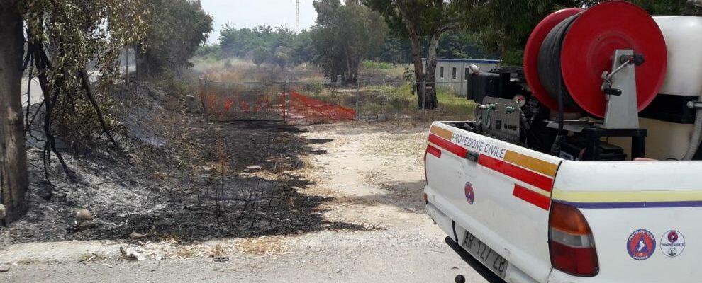 Incendio a Caulonia Marina, pronto intervento della Protezione civile