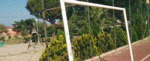 Cauloniese segnala: “Ho sistemato la porta del campetto prima che cadesse addosso ai bambini” item-thumbnail