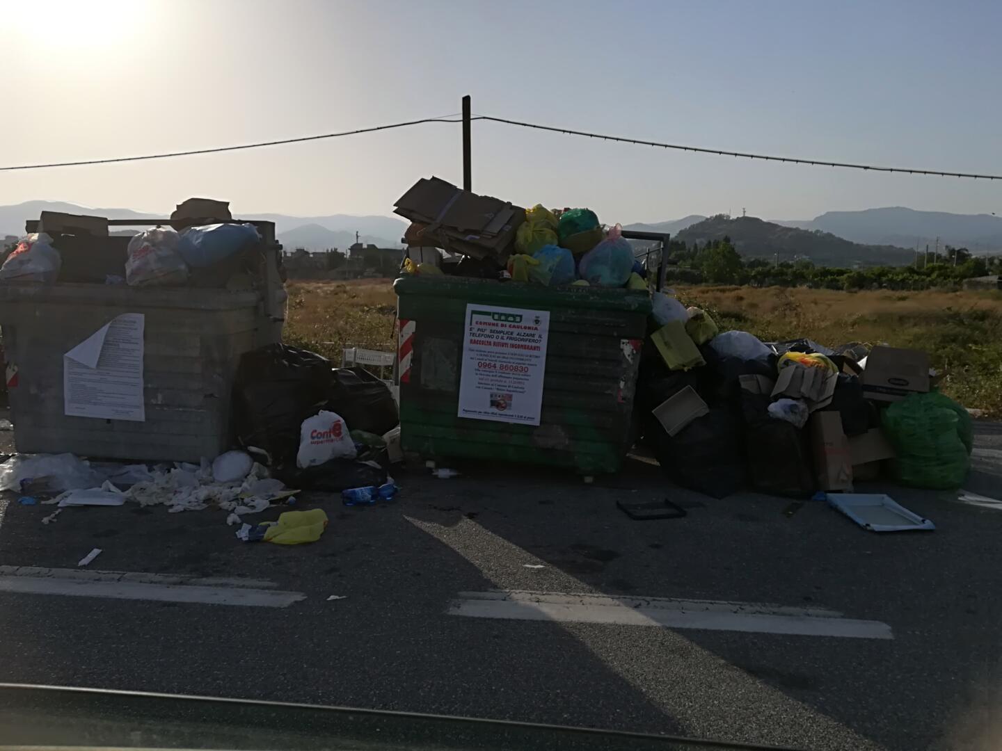 TASSE ALLE STELLE, SERVIZIO ALLE STALLE. CAULONIA È DIVENTATA UN IMMONDEZZAIO