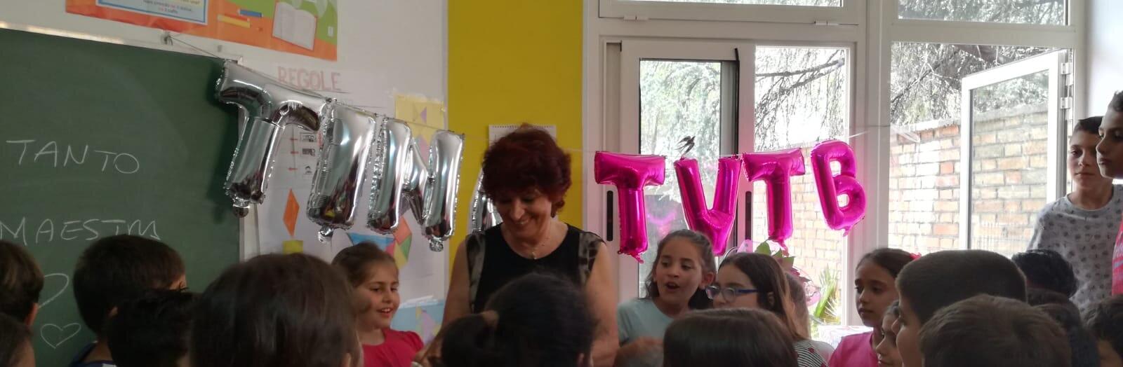 Caulonia, Istituto “Falcone-Borsellino”: La maestra Tina Cosenza va in pensione