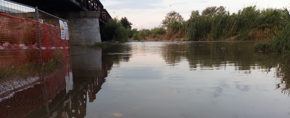 Le piogge riportano l’acqua nell’Allaro. Timori per il ponte